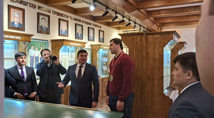 Истиқболи чемпиони ҷаҳон дар Факултети баҳисобгирӣ ва иқтисоди рақамӣ